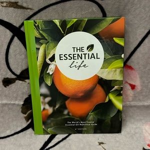 🧡PRICE DROP🧡NWOT💜The EO Book. The world‘s most trusted EO reference guide